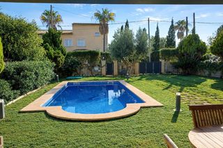 Chalet  Rossini. Exclusiva villa unifamiliar con piscina , garaje y jardin privad