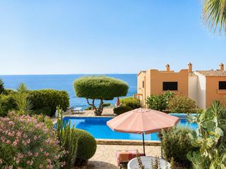 Casa a schiera in Cala Pi-Vallgornera. Exclusivo chalet adosado en primera línea de mar con impresionan