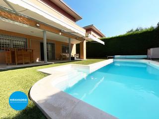 Casa  N/a. Chalet independiente con piscina