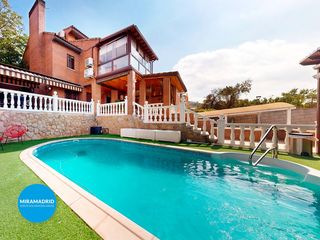 Casa aparellada a Altos de Jarama. Chalet pareado con piscina