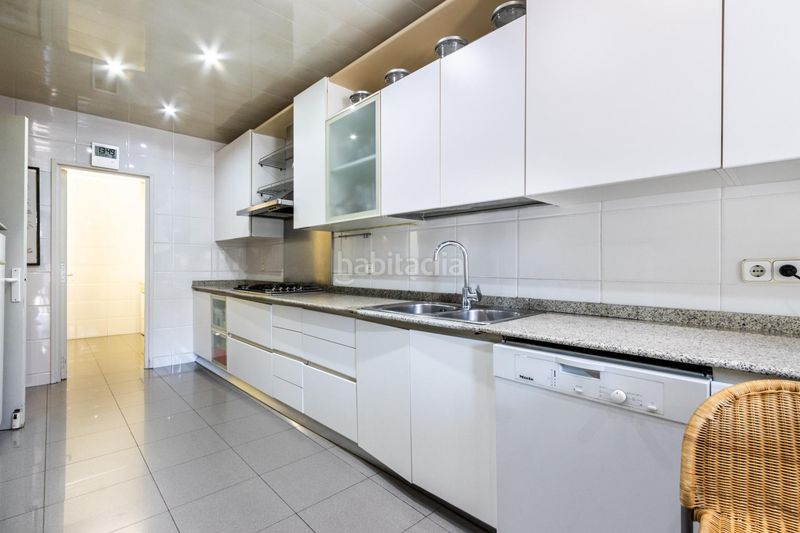 Foto 0b1f0c95-d839-4585-b674-8159e0a9cf5d. Casa adossada amb piscina a Centre Sabadell