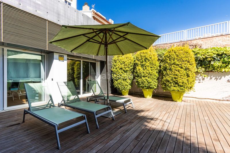 Foto 135a4435-d64e-4326-acde-e20342b5fa18. Casa adossada amb piscina a Centre Sabadell