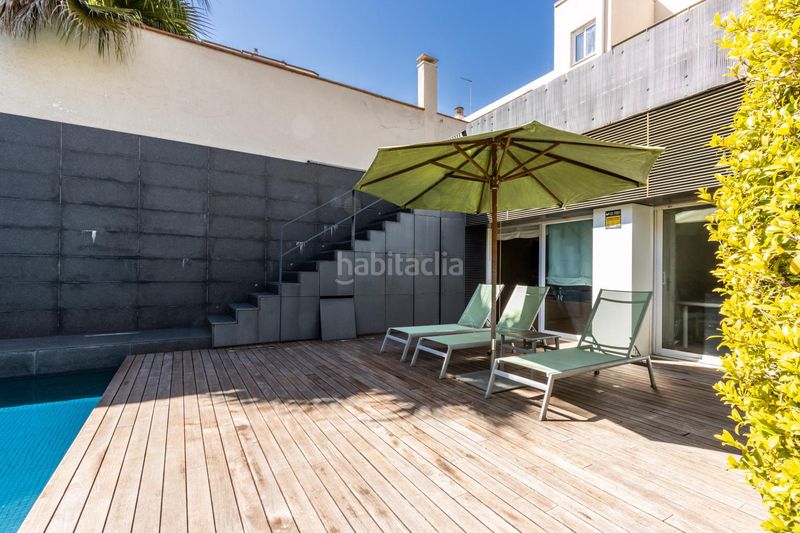 Foto abfe24cb-3d22-4f3b-af2a-c141bd95d1fb. Casa adossada amb piscina a Centre Sabadell