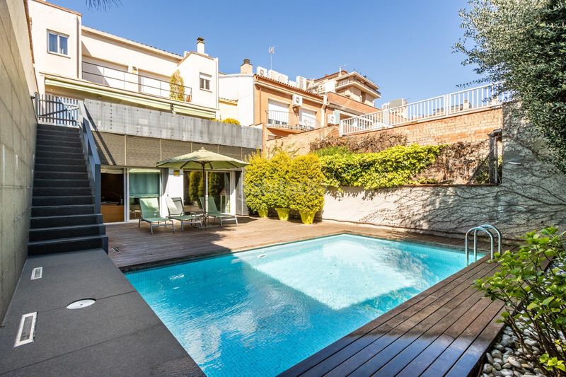 Foto c070e10e-3ecf-40a4-8770-989790aedf84. Casa adossada amb piscina a Centre Sabadell