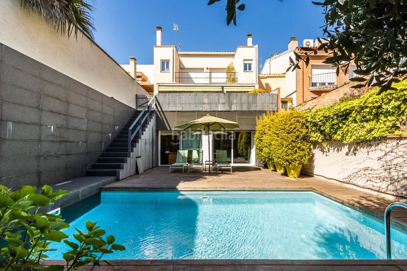 Foto dd7f3813-279e-491e-ac48-632889070745. Casa adossada amb piscina a Centre Sabadell