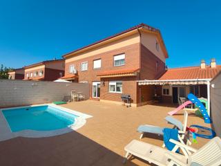 Maison jumelée  Calle la gomera. Espectacular y amplio chalet con piscina en alovera