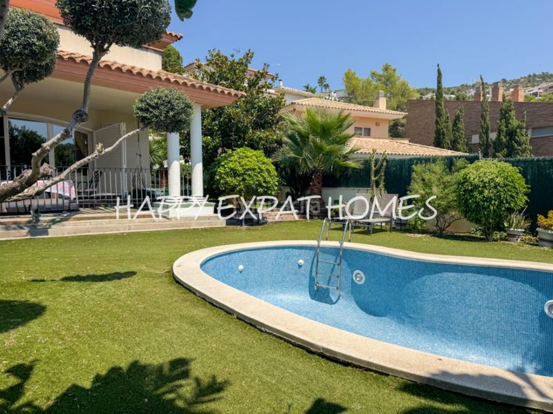Foto 173fde1e-7373-466a-ba2d-6219368bd594. Xalet amb calefacció aparcament piscina a Levantina - Montgavina - Quintmar Sitges
