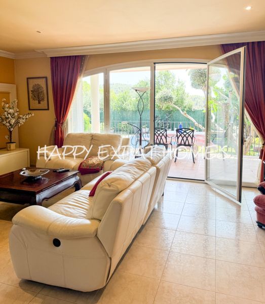 Foto 650a70dd-f0e3-4023-aec8-55b7a0d792a8. Xalet amb calefacció aparcament piscina a Levantina - Montgavina - Quintmar Sitges