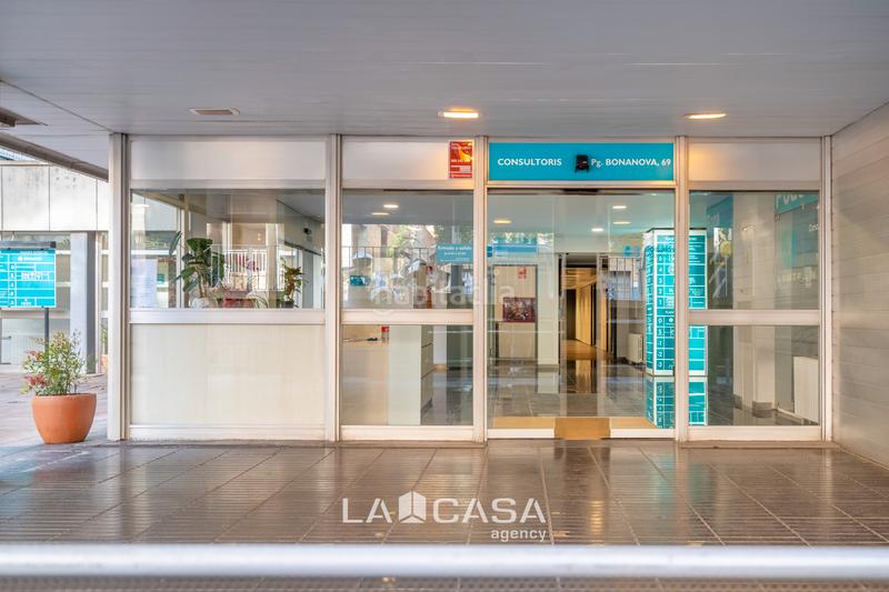 Foto 8510d7f2-0d86-4480-92c9-058c4a749e85. Local comercial oportunidad inversor!! en Tres Torres Barcelona