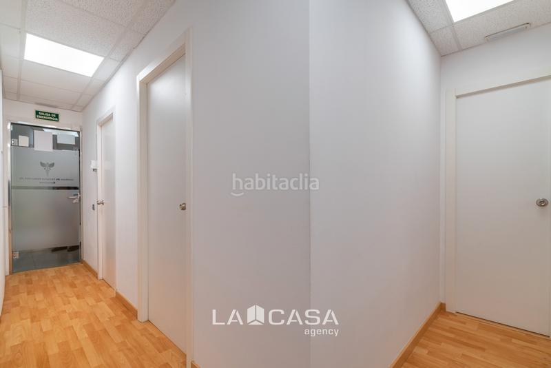 Foto a0b94ea4-3a0f-4f09-b221-cff631d67fab. Local comercial oportunidad inversor!! en Tres Torres Barcelona