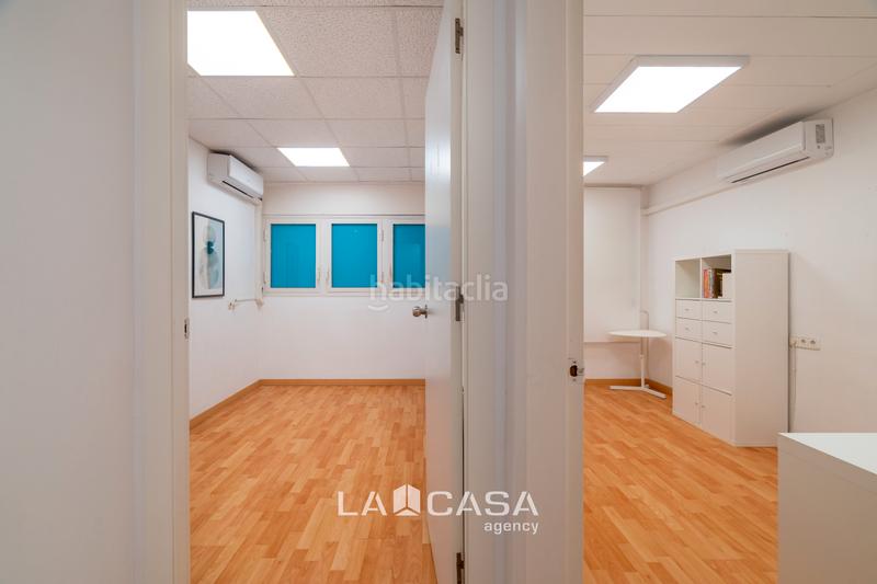 Foto e127ba16-ef9b-4ab5-8f17-ce2b05334cd8. Local comercial oportunidad inversor!! en Tres Torres Barcelona