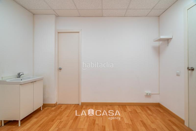 Foto fa658bfa-5662-47a6-9528-a03d119ecf74. Local comercial oportunidad inversor!! en Tres Torres Barcelona