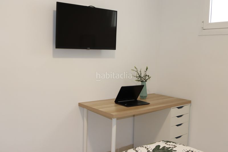 Foto a0f1a5a7-6c24-4f01-b8ae-c157d944e042. Planta baixa a Sants Barcelona