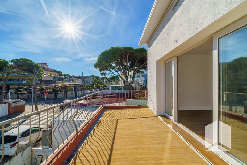 Foto 8953b27b-ebc3-452a-b5a8-4e2e816b628d. Pis amb aparcament a Lluminetes Castelldefels