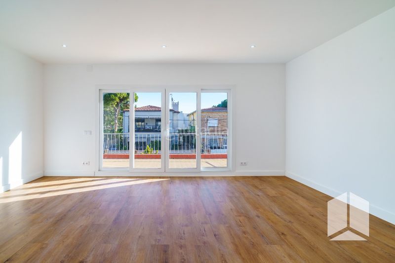 Foto ae78064b-54c7-44de-b680-3d9e96084b68. Pis amb aparcament a Lluminetes Castelldefels