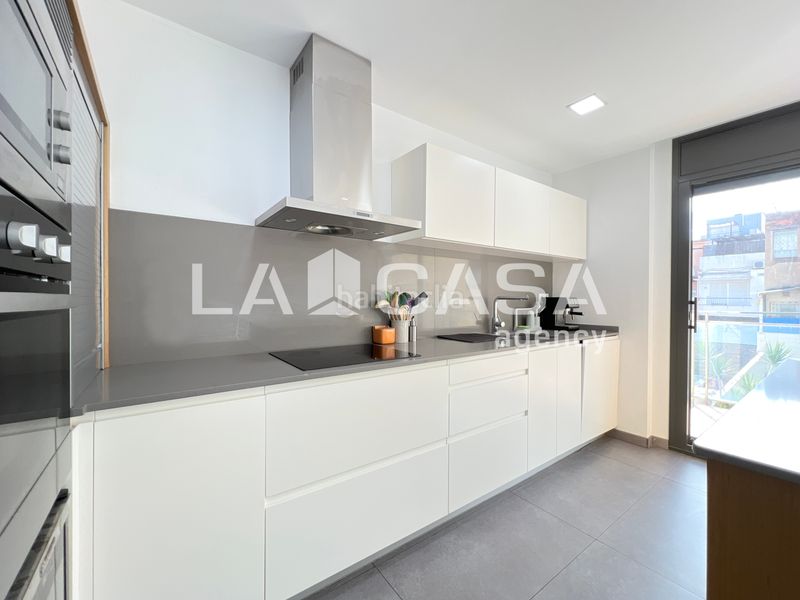 Foto 7b63929e-8c78-4947-bd1e-290448ebcaad. Casa amb calefacció aparcament piscina a Progrés - Pep Ventura Badalona