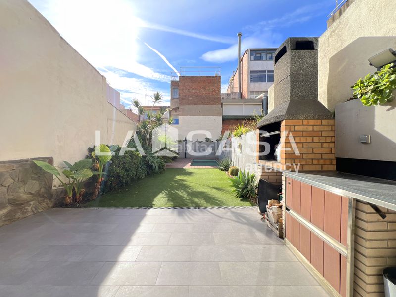 Foto 7b7eb990-5ced-4b2a-8a5c-7876a6a5e1ce. Casa amb calefacció aparcament piscina a Progrés - Pep Ventura Badalona