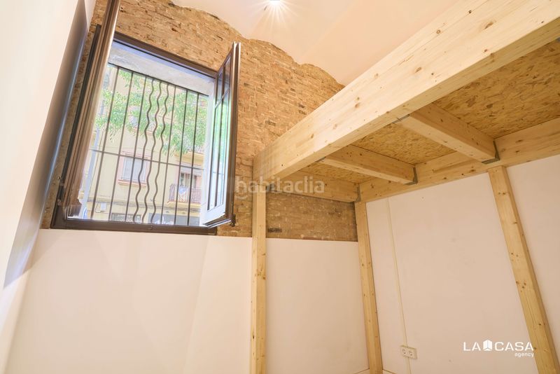 Foto a581c30b-b99b-4099-9107-fcc388b4b64f. Pis a Sants Barcelona