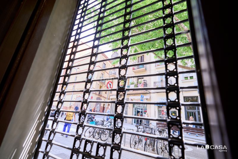 Foto b4ae3dbd-1c2e-4c67-b947-58e3f1fa8195. Pis a Sants Barcelona