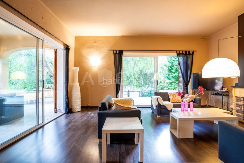 Foto 581f9dc3-7143-4897-87b2-017c22116bff. Casa amb aparcament a Montmar Castelldefels