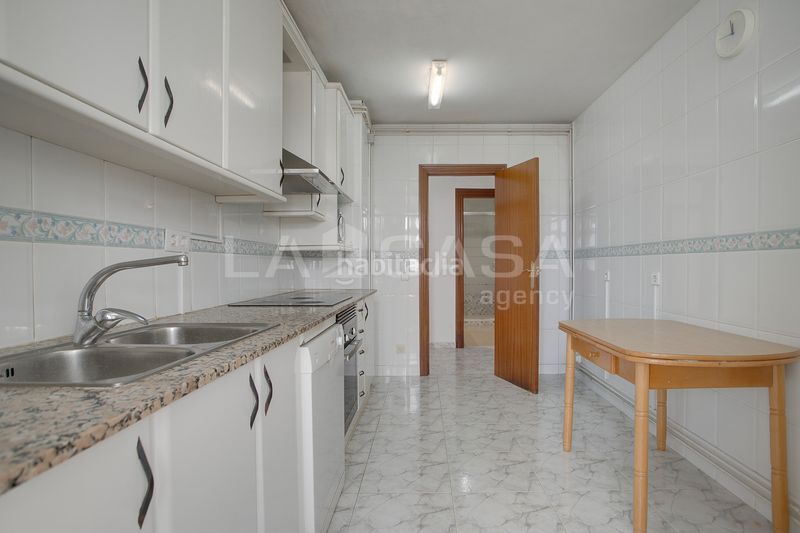 Foto 9d65205c-5bbd-4386-bb17-81bc03bece1d. Flat with heating in Bellvitge Hospitalet de Llobregat (L´)