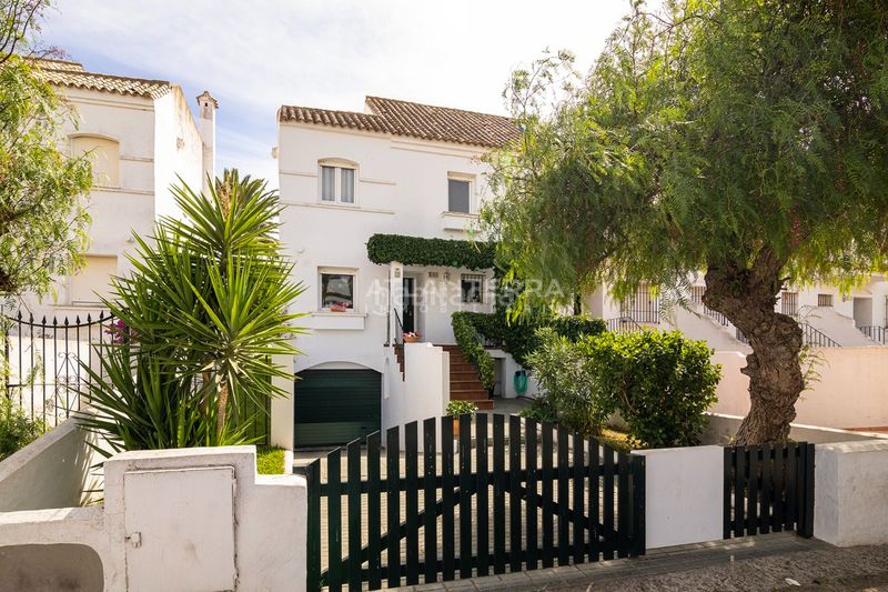 Foto d80c639d-a027-4bf0-8d61-956ad98bf6ea. Casa adosada vivienda adosada en la zona de atlanterra en Zahara de los Atunes