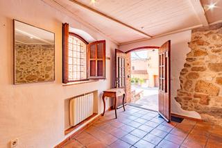 Casa aparellada a Carrer de darnius 15. Casa de piedra de tres plantas, ubicada en el corazón del pintor
