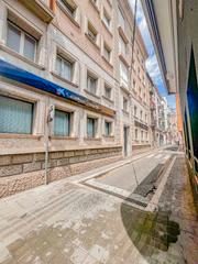 Pis a Carrer monturiol 15. Piso en pleno centro de 4 habitaciones