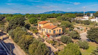Maison  Carrer canigó 1. Casa independiente de 325 m2 con jardín y piscina en capmany
