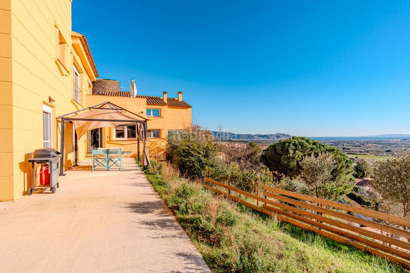 Foto 0abc1550-f40f-401e-b565-66023c536c56. Casa en carrer anglaterra 196 exclusiva villa en ubicación privilegiada con vistas panorámicas al golfo de roses en Palau-saverdera