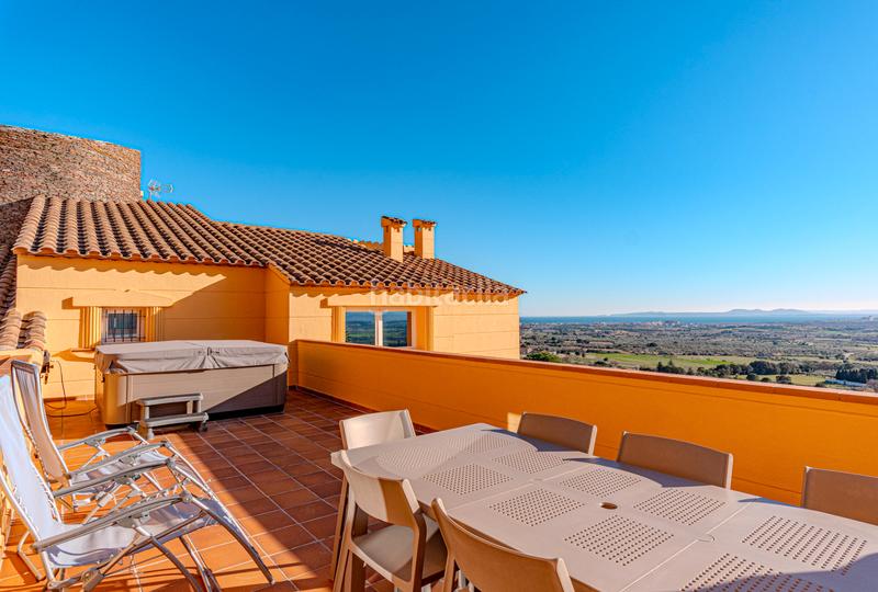 Foto d7b585b9-e8f7-4c42-9528-c87d95874f84. Casa en carrer anglaterra 196 exclusiva villa en ubicación privilegiada con vistas panorámicas al golfo de roses en Palau-saverdera