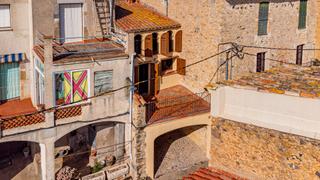 Casa adossada a Carrer de baix 8. Acogedora casa de piedra, oportunidad única en la zona.