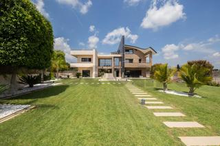 Casa  Oropéndola. Vivienda de lujo en urbanización de torre en conill