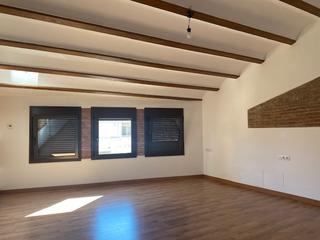 Maison à Nucli Urbà. Casa de 2 plantas situada en centro pueblo de 209 m2. 5 habitaci
