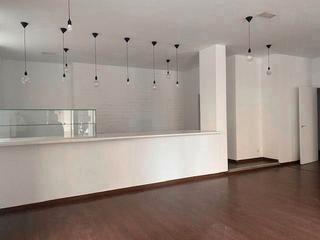 Local Comercial a Nucli Urbà. Local esquinero en el centro del pueblo de unos 170 m2 con varia