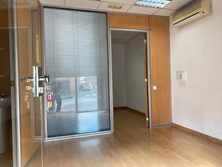 Lloguer Local Comercial a Nucli Urbà. Local esquinero de 40 m2 con dos estancias. 1 baño. 2 estancias.
