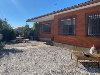 Chalet in Hostalets de Pierola (Els). Torre de una sola planta con garaje-trastero. tiene 3 habitacion