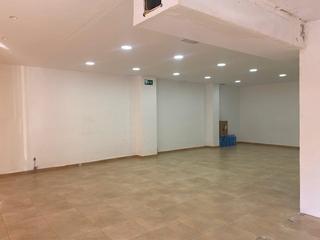 Location Local commercial à Nucli Urbà. Local comercial a pie de calle de 85 m2 con 1 baño. suelo de gre