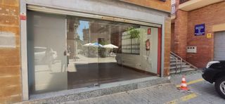 Rent Business premise in Nucli Urbà. Local de 30 m2 con puerta de aluminio y puerta metálica automáti