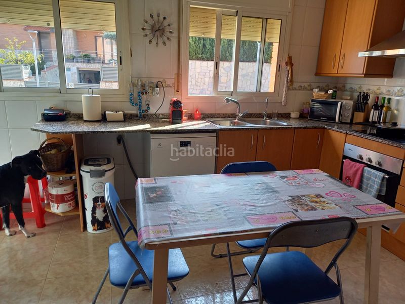 Foto b88c95a2-5eed-4f57-bce3-a5c2eafab8d4. Casa adossada amb calefacció aparcament a Nucli Urbà Esparreguera