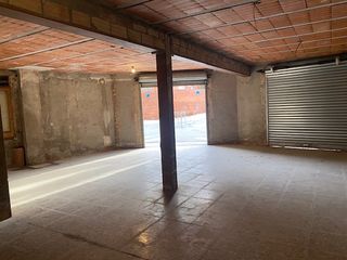 Local Comercial  Carrer del roure. Local de 101 m2 constru�dos, con dos puertas met�licas de entrad