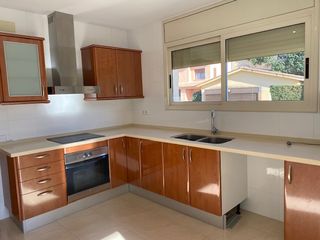 Chalet en Collbató. Torre independiente de 2 plantas. 4 habitaciones. 3 baños. garaj