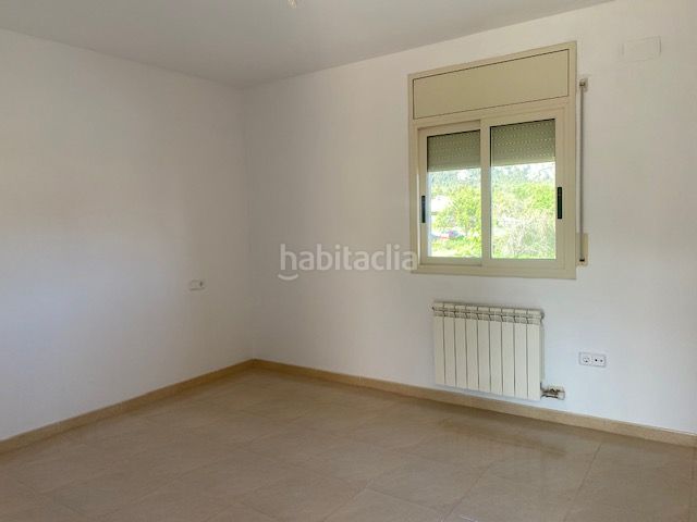 Foto 3a2bece7-1beb-46e9-8ff4-b5b00ec90a60. Chalet torre independiente de 2 plantas. 4 habitaciones. 3 baños. garaje (3 coches). calefacción. aa/cc. jardín. en Collbató