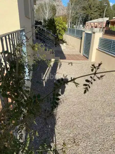 Foto 3e2e3cf5-5fa7-4613-a86e-eb5dc2e00a66. Chalet torre independiente de 2 plantas. 4 habitaciones. 3 baños. garaje (3 coches). calefacción. aa/cc. jardín. en Collbató