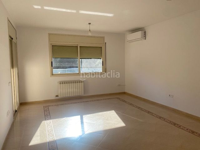 Foto 9f1a61cb-908b-4a55-b868-5d394f511a56. Chalet torre independiente de 2 plantas. 4 habitaciones. 3 baños. garaje (3 coches). calefacción. aa/cc. jardín. en Collbató