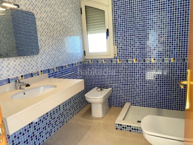 Foto b135dcab-80bf-4985-bac6-9b008c80f875. Chalet torre independiente de 2 plantas. 4 habitaciones. 3 baños. garaje (3 coches). calefacción. aa/cc. jardín. en Collbató