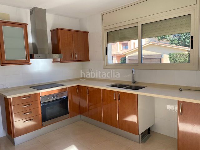 Foto d8841b89-a0b2-44f4-b128-a9dc0e779c90. Chalet torre independiente de 2 plantas. 4 habitaciones. 3 baños. garaje (3 coches). calefacción. aa/cc. jardín. en Collbató