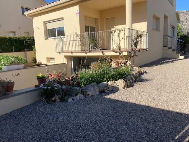 Foto e916f16a-0f6d-4c4e-9041-d012b5ea090f. Chalet torre independiente de 2 plantas. 4 habitaciones. 3 baños. garaje (3 coches). calefacción. aa/cc. jardín. en Collbató