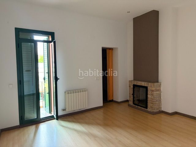 Foto 96b3c501-8b88-482e-bd38-14596d1a60e0. Casa amb xemeneia calefacció a Nucli Urbà Esparreguera