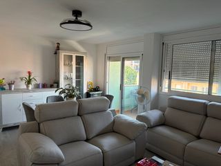 Flat in Nucli Urbà. Boito y amplio piso todo exterior con plaza de aparcamiento. 3 h